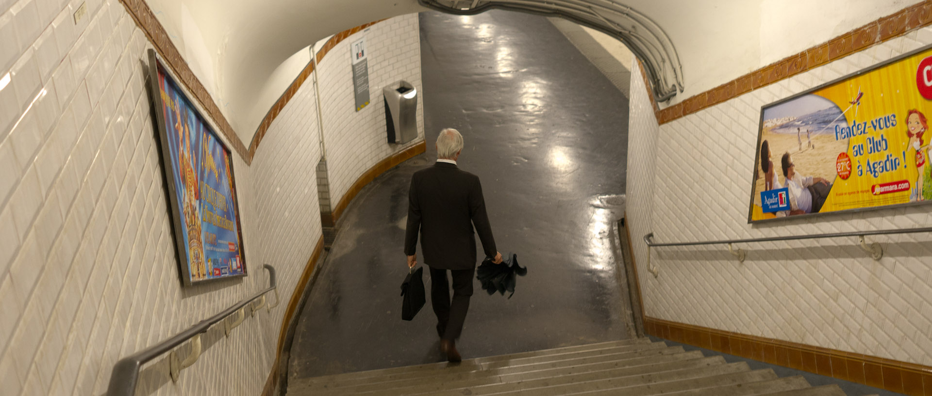 Dans les couloirs du métro, à Paris.