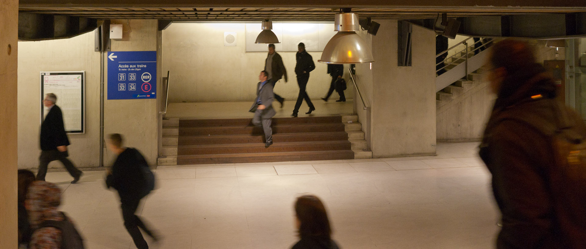 Pas de course dans la station de RER E, Haussmann Saint-Lazare, à Paris.