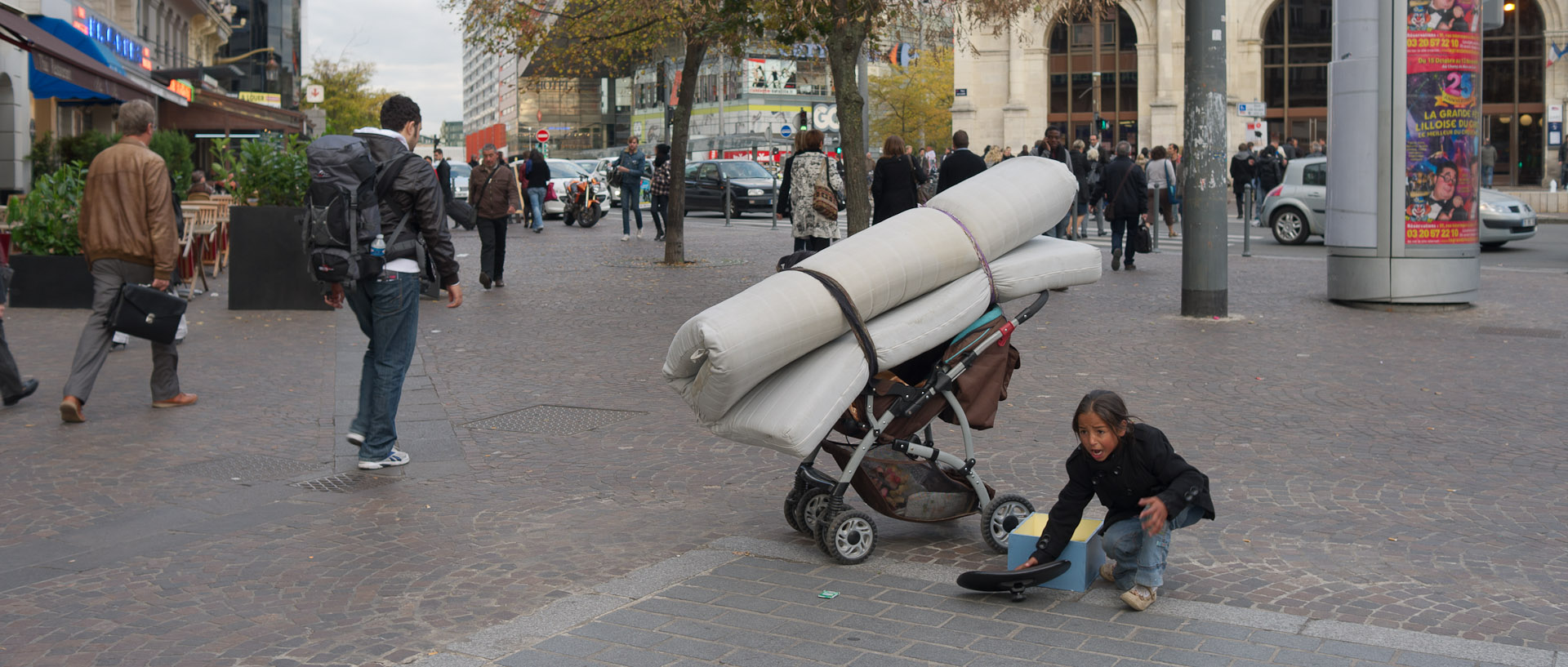 Gamine SDF, place de la Gare, à Lille.