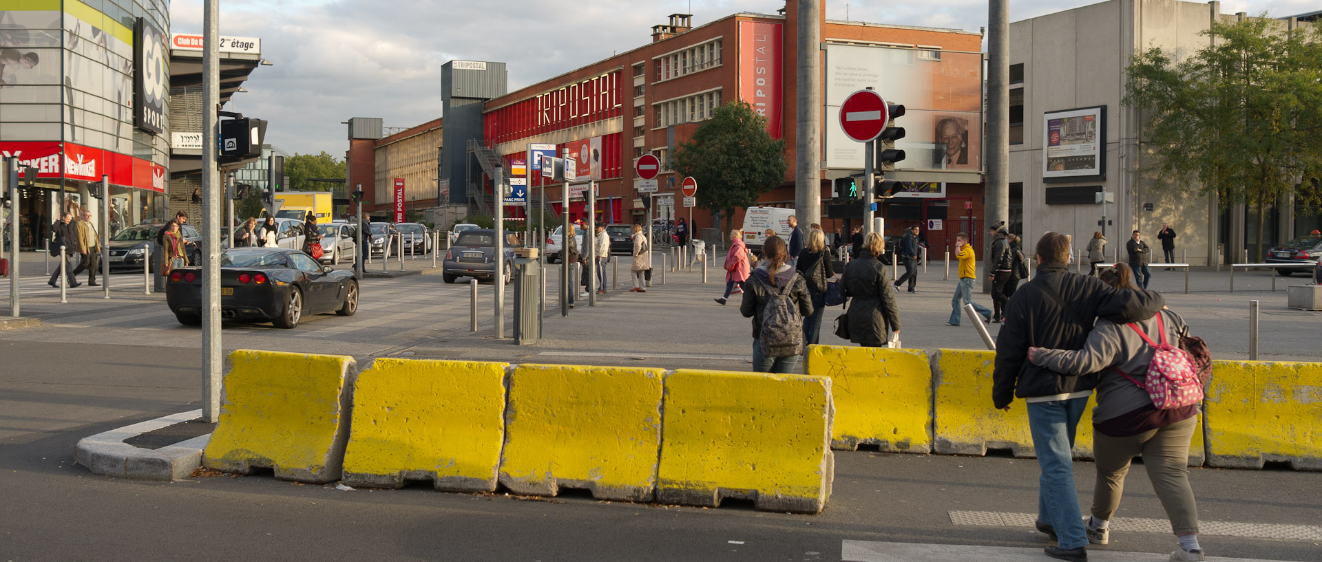 Le Tripostal vu depuis l'avenue Le-Corbusier, à Lille.