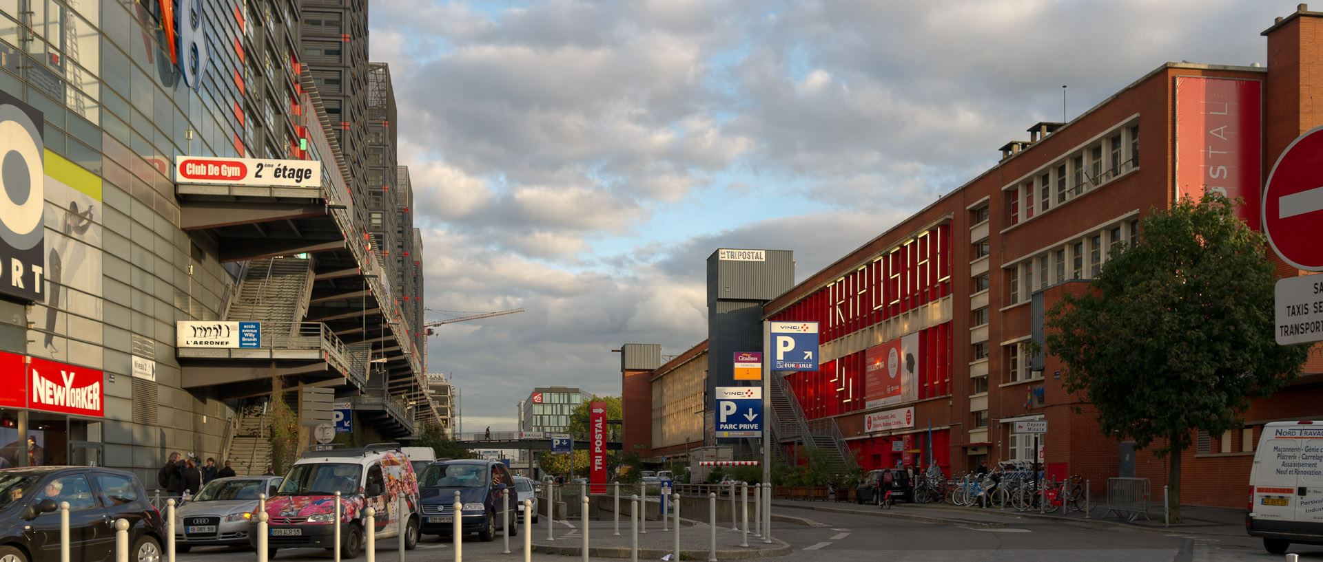 Le Tripostal vu depuis l'avenue Willy-Brandt, à Lille.