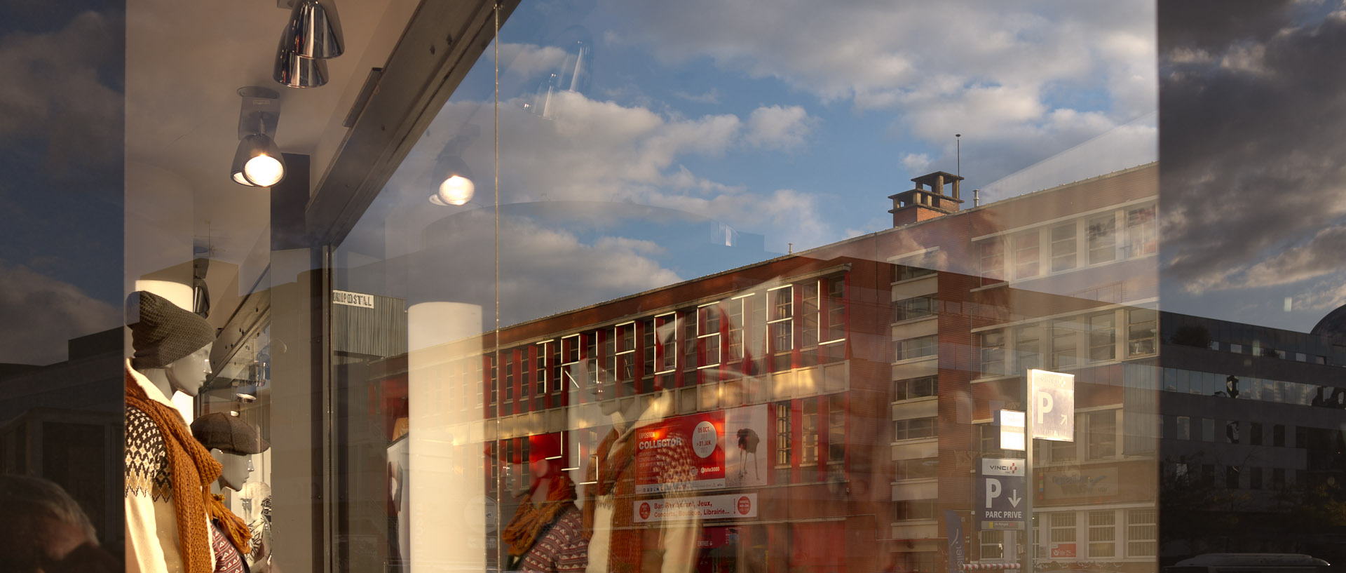 Le Tripostal vu au travers une vitrine d'Euralille, à Lille.