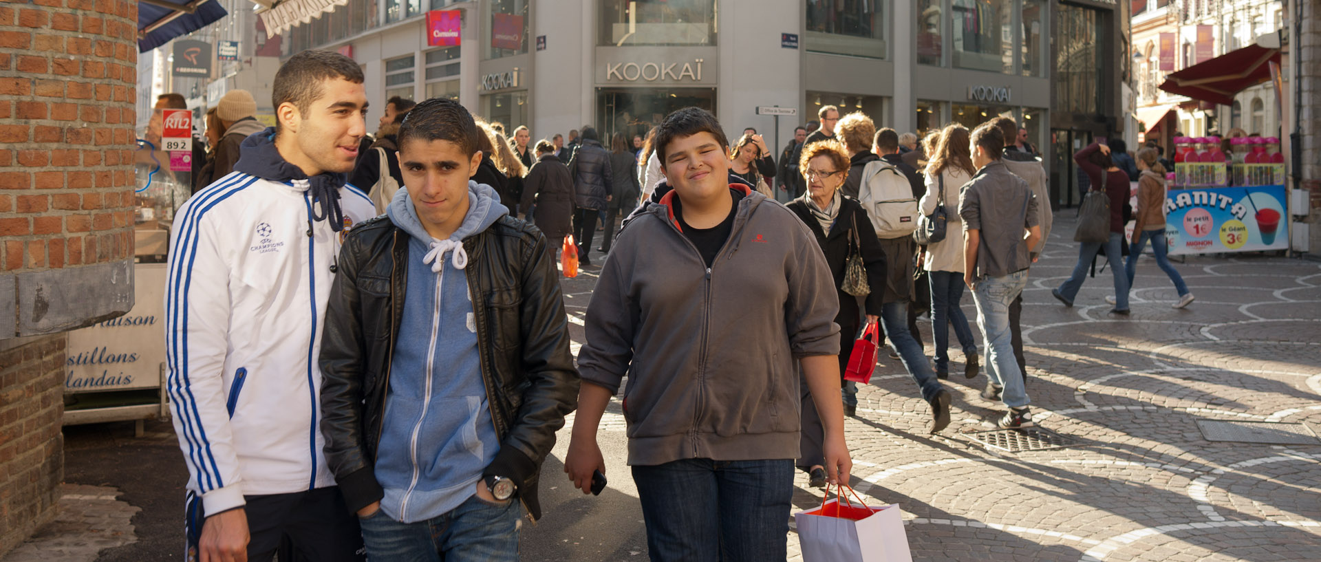 Jeunes, rue de Béthune, à Lille.