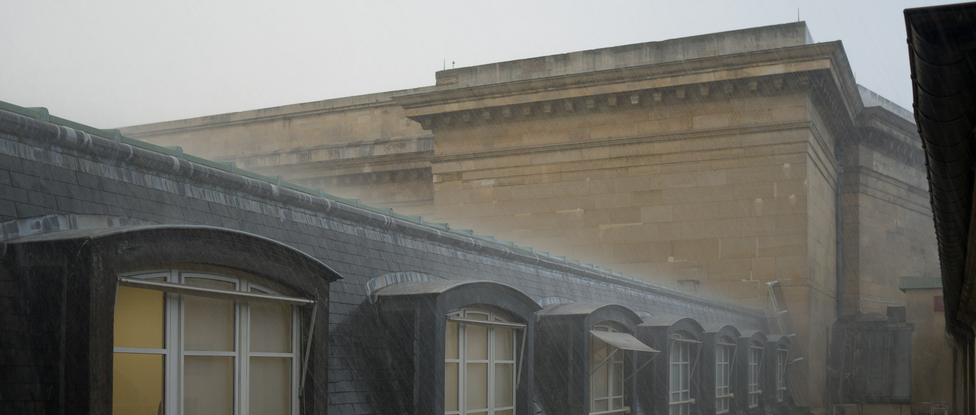 Pluie diluvienne sur l'Assemblée nationale, à Paris.