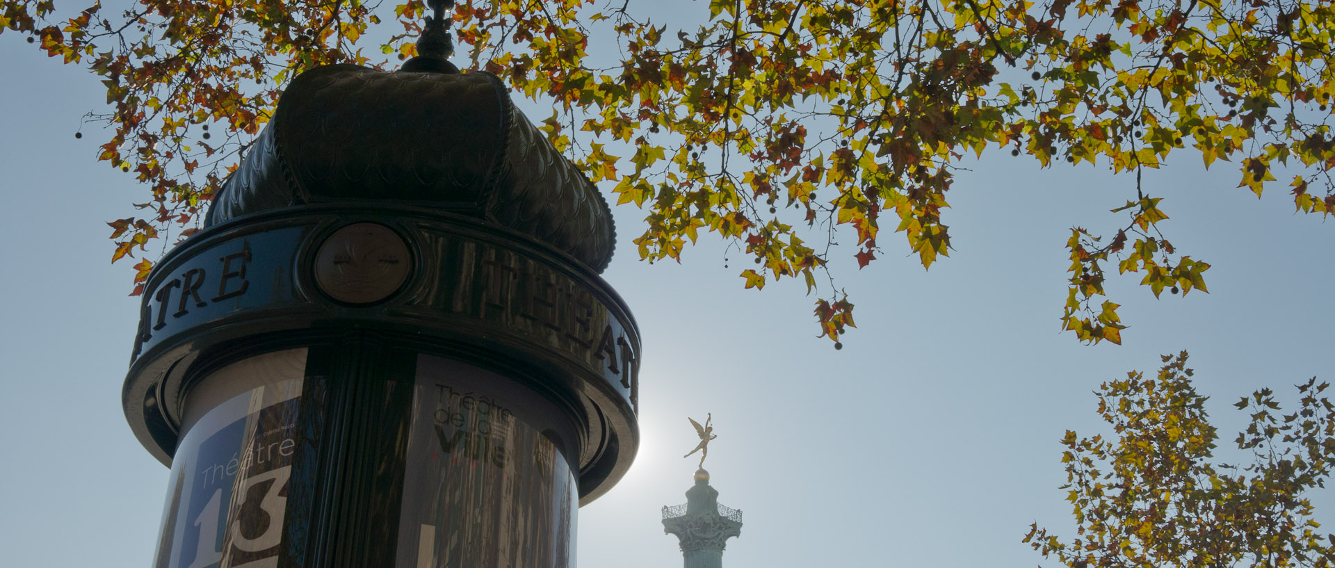 Le génie de la Bastille dans le soleil, à Paris.