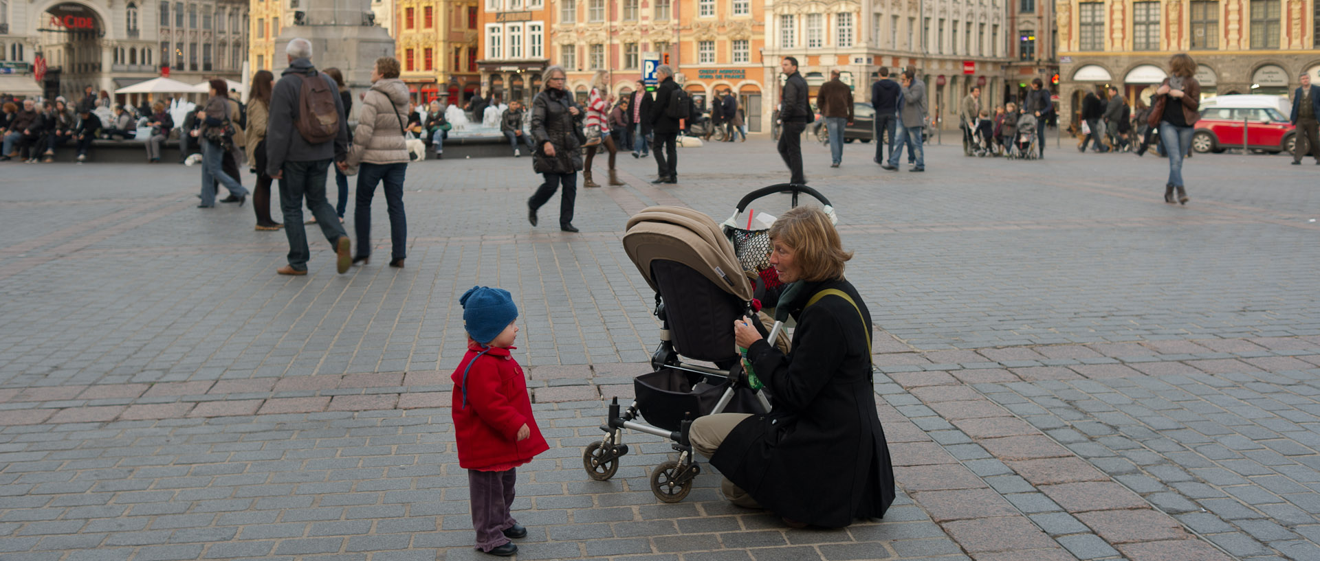 Une mère et son enfant, place du Général-de-Gaulle, à Lille.