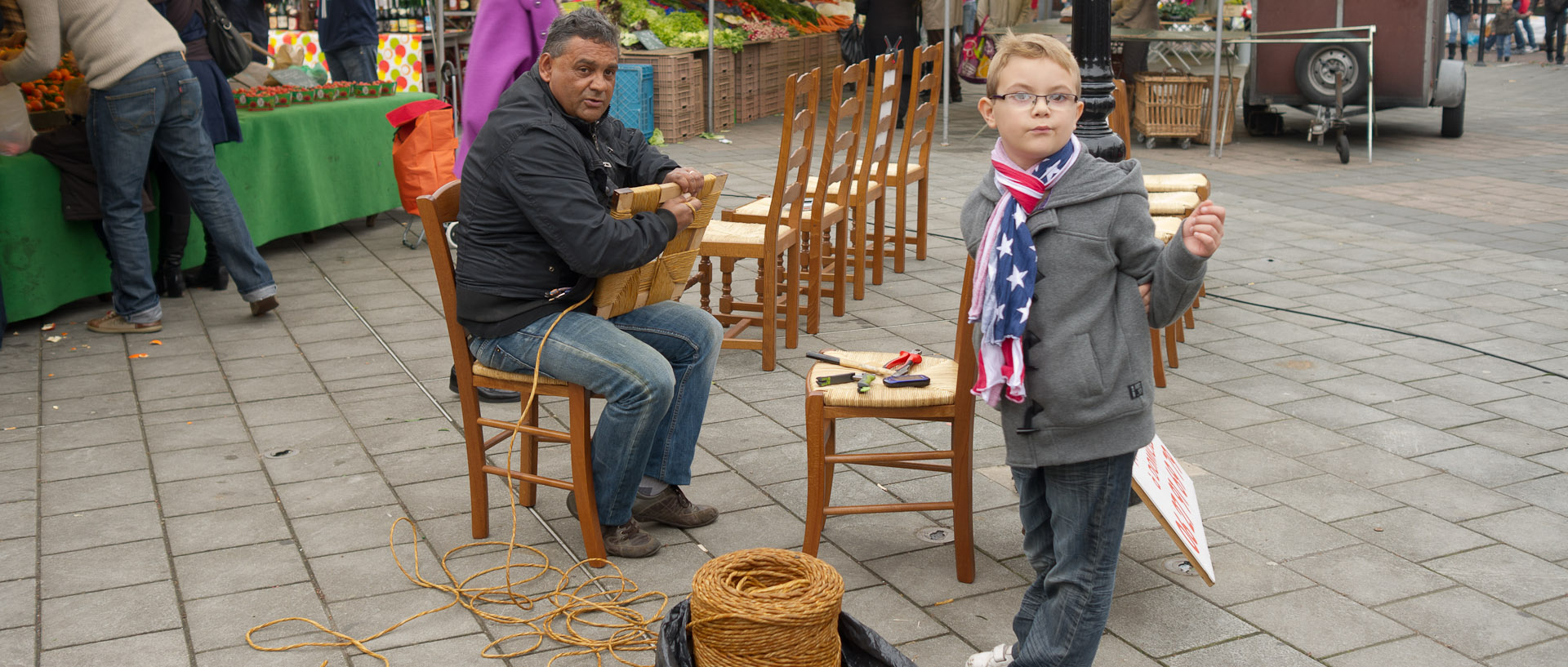 Rempailleur au marché Saint-Pierre, place de la Liberté, à Croix.