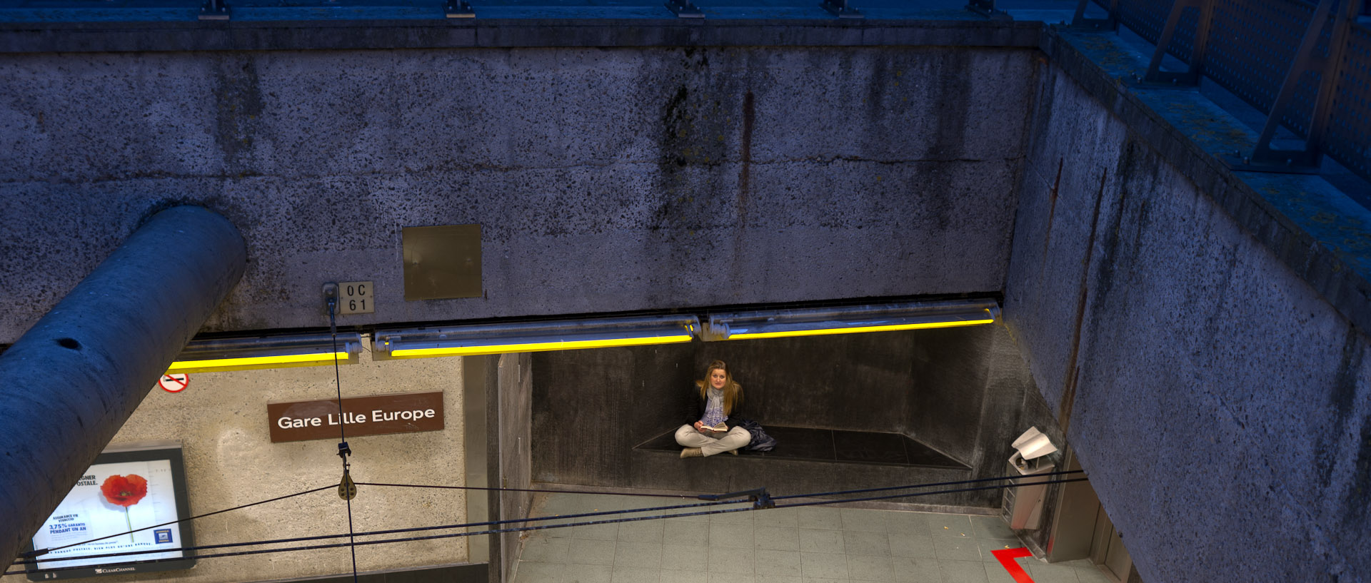 Lectrice dans la station de tramway Lille Europe.