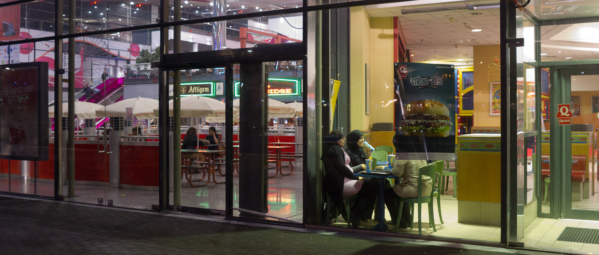 La vitrine du Quick et d'Euralille, à Lille.