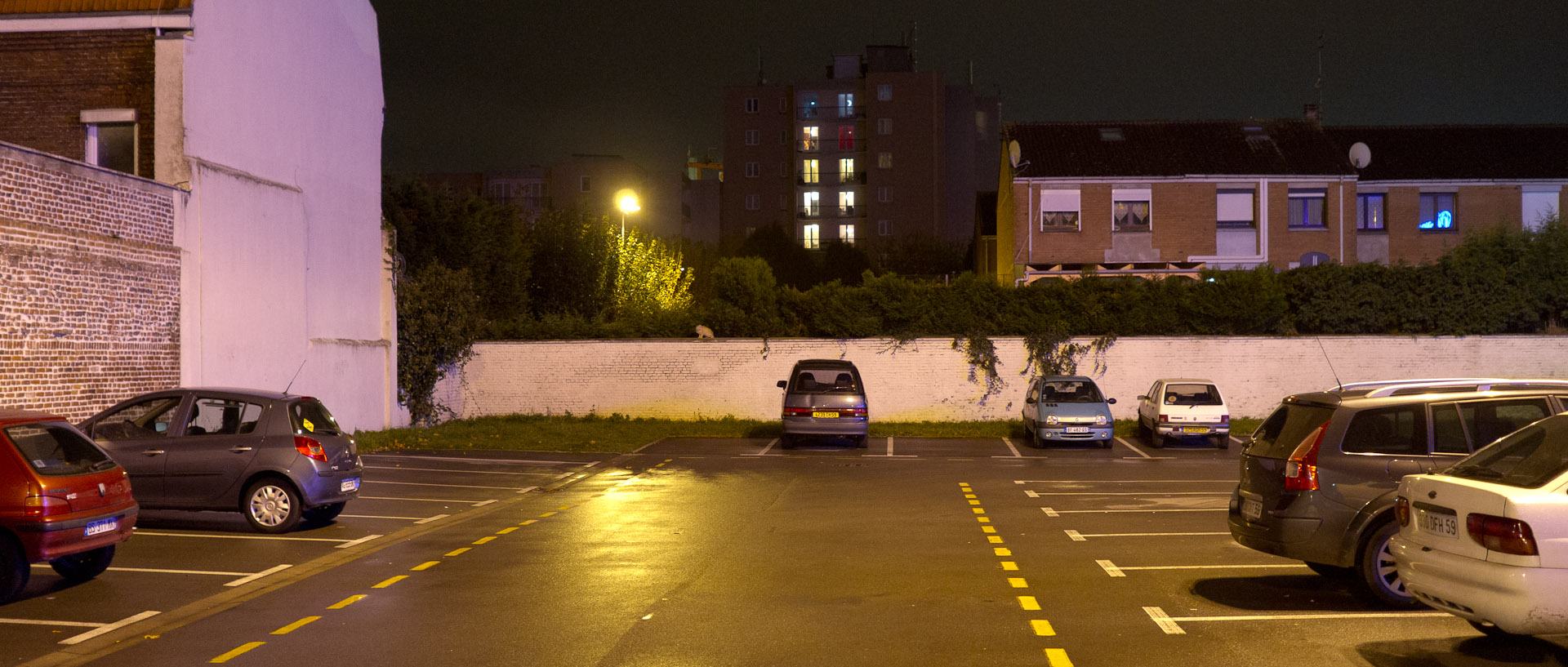 Parking d'un centre commercial, rue Pierre-Legrand, à Lille Fives.