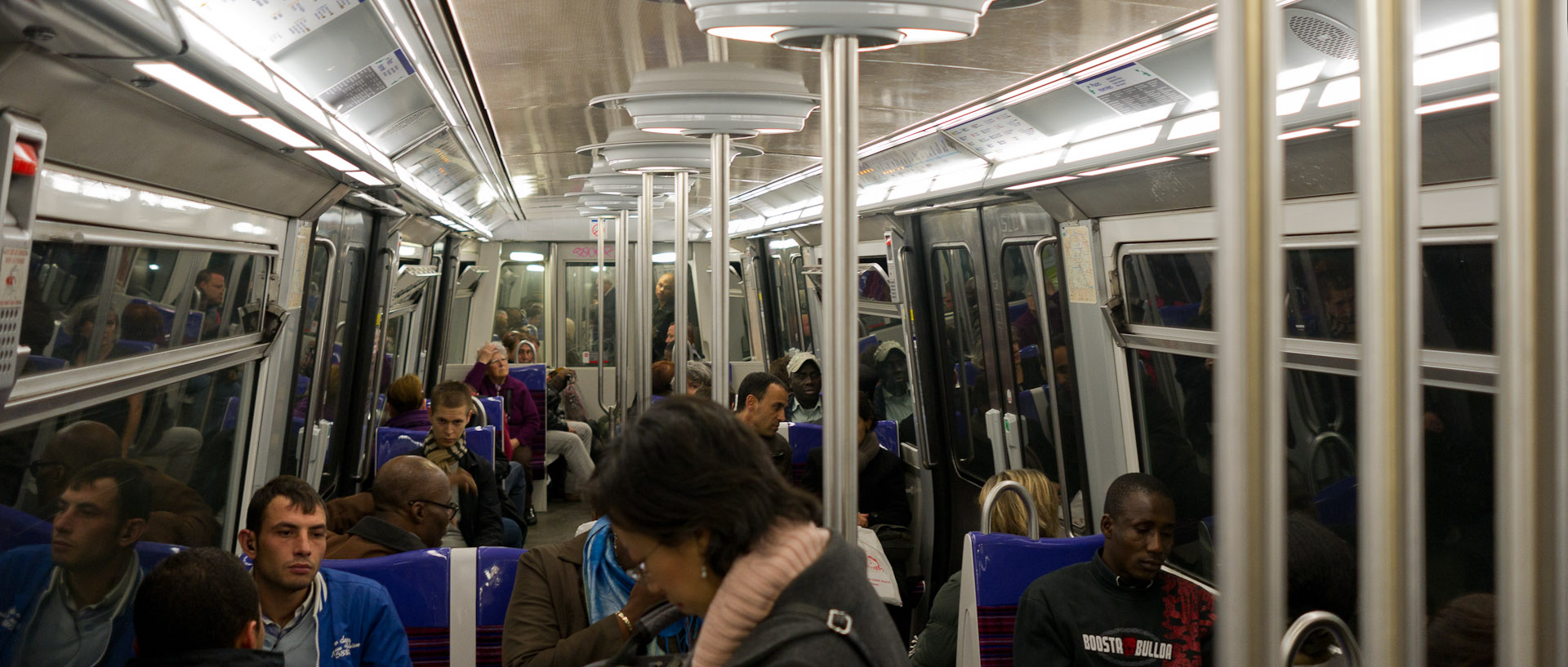 Dans une rame de métro, à Paris.