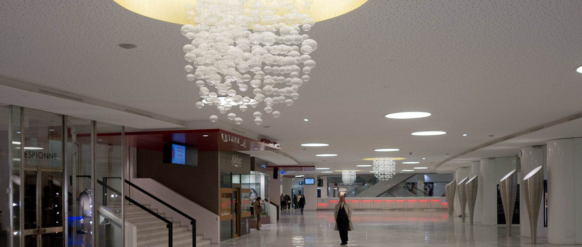 Dans le hall du Palais des congrès, porte Maillot, à Paris.