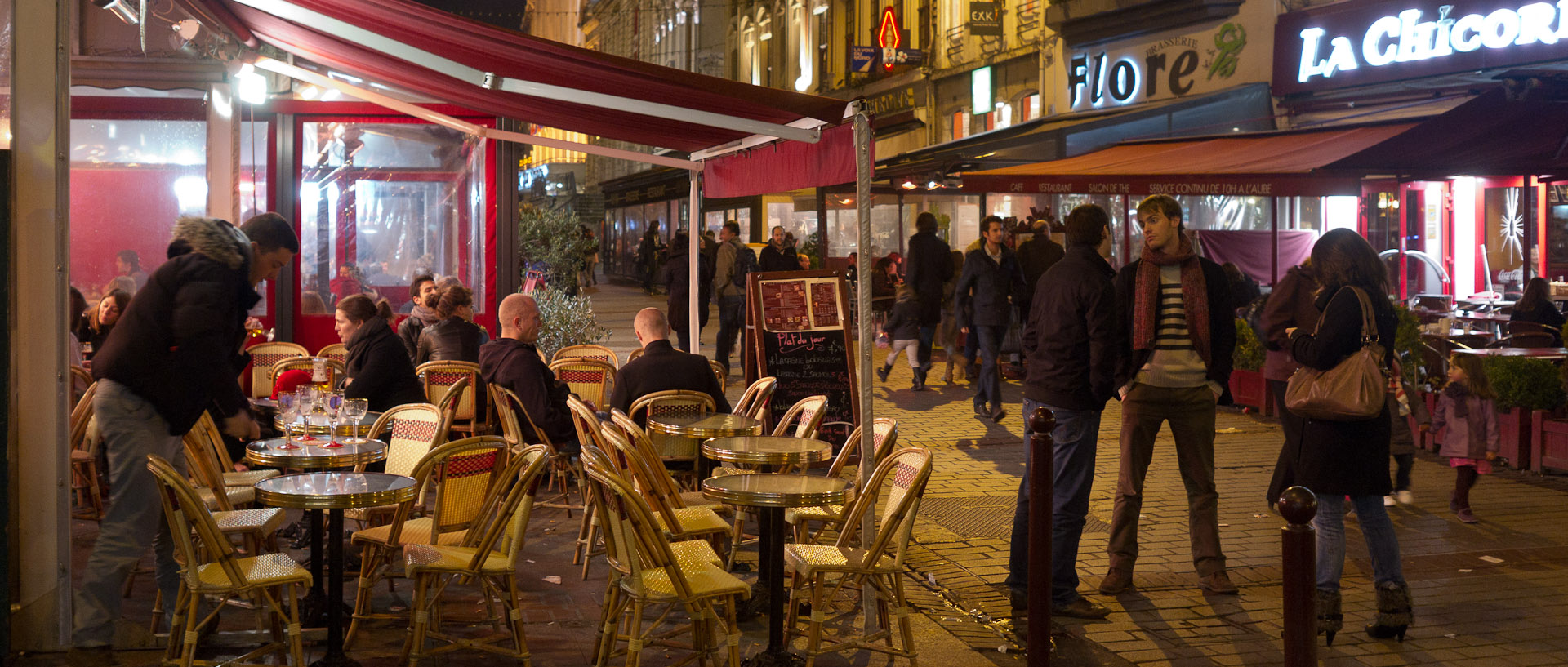 Terrasses animées, place Rihour, à Lille.