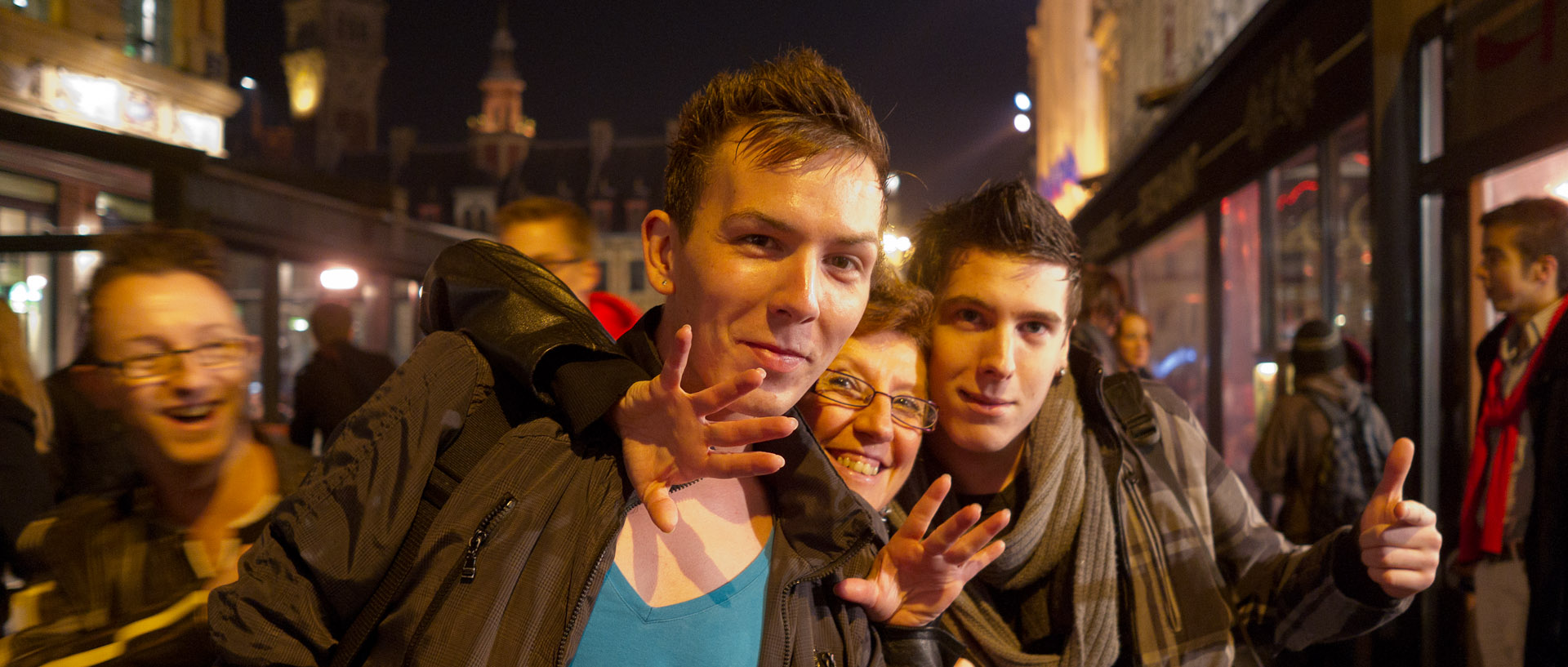 Jeunes en goguette, place Rihour, à Lille.