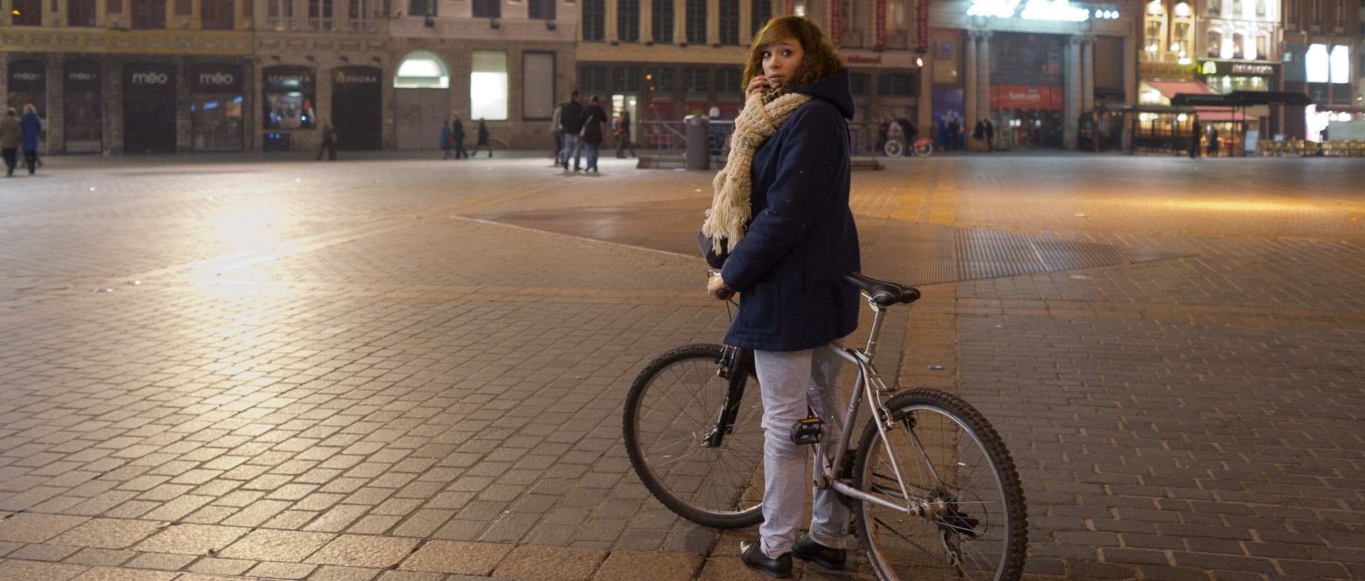 Cycliste, place du Général-de-Gaulle, à Lille.