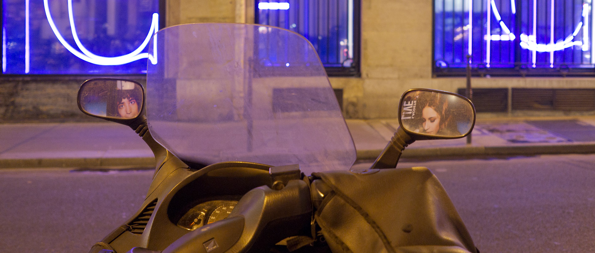 Rétroviseurs, rue du Mont Thabor, à Paris.