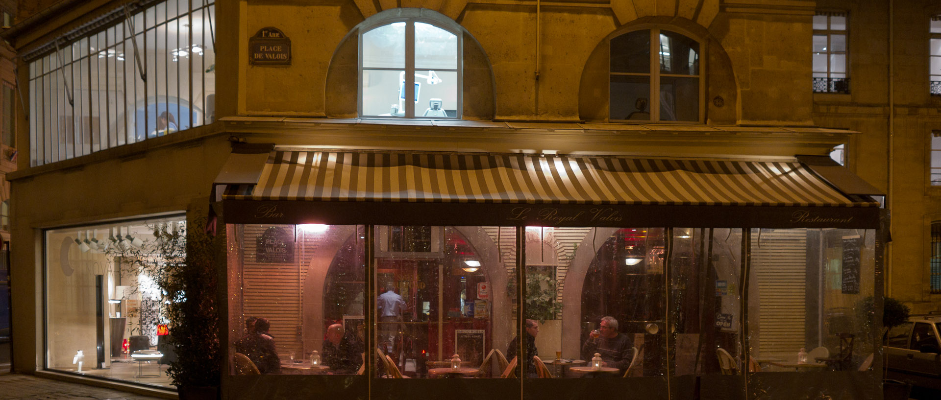 Place de Valois, rue de Paris.