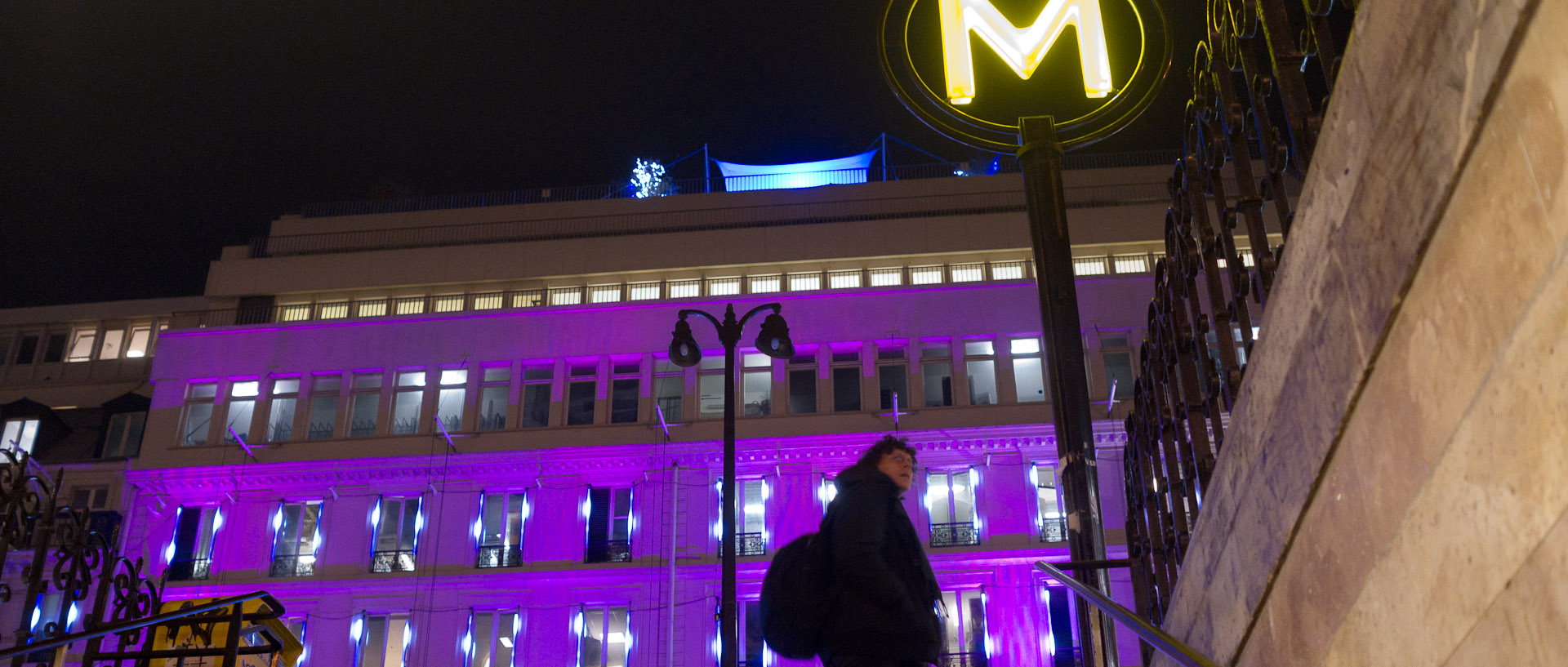 Sortie du métro Hôtel de ville, à Paris.