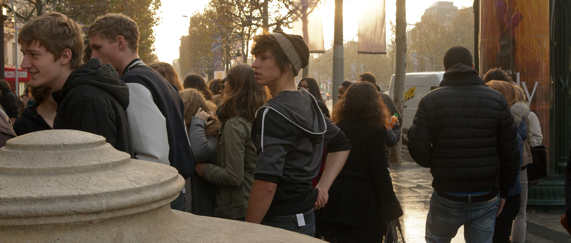 Jeunes à la sortie du métro Franklin-D.-Roosevelt, Paris.