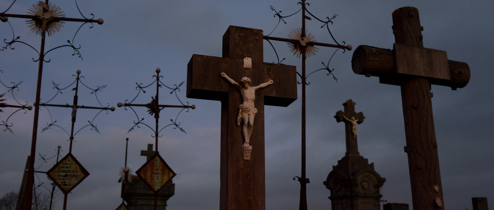 Le cimetière de Cassel à la tombée de la nuit.