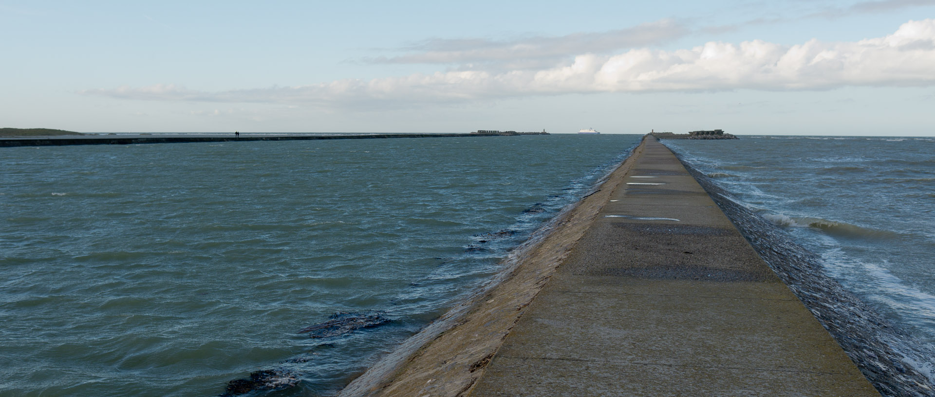 La digue de Petit Fort Philippe, à Gravelines.