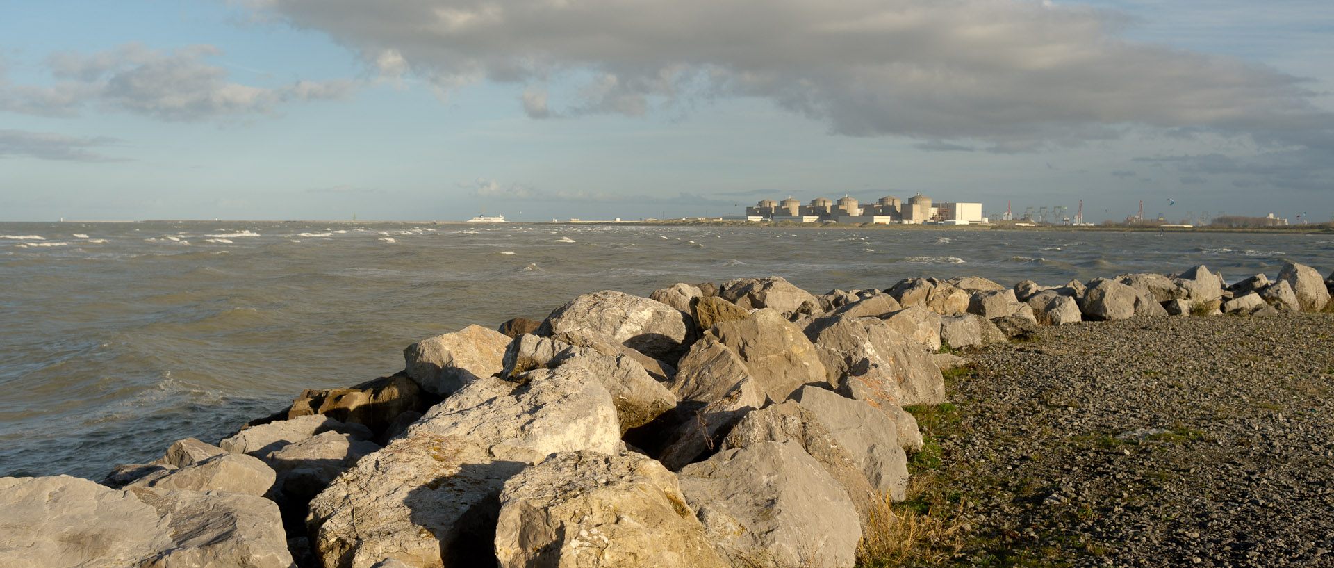 La centrale nucléaire de Gravelines vue depuis la digue de Petit Fort Philippe.