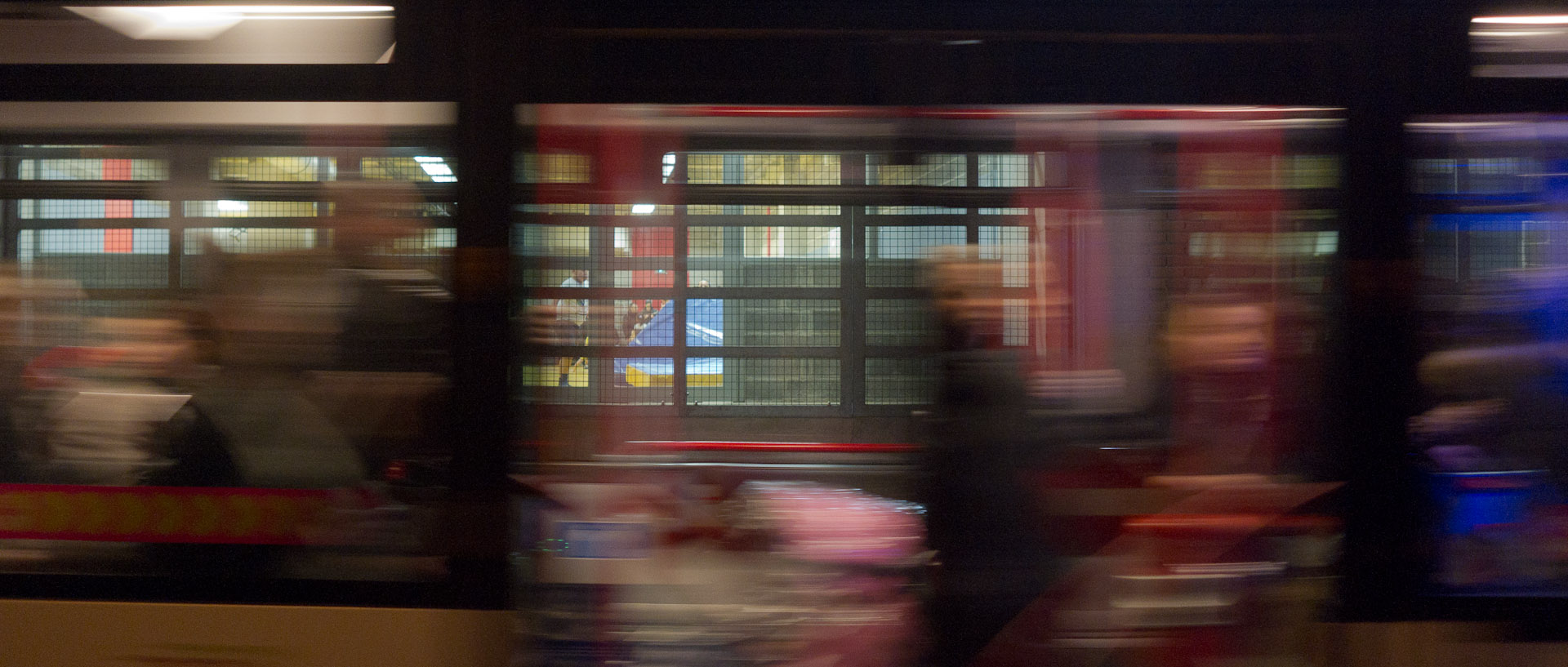 Passage d'un autobus, rue des Piats, à Tourcoing.