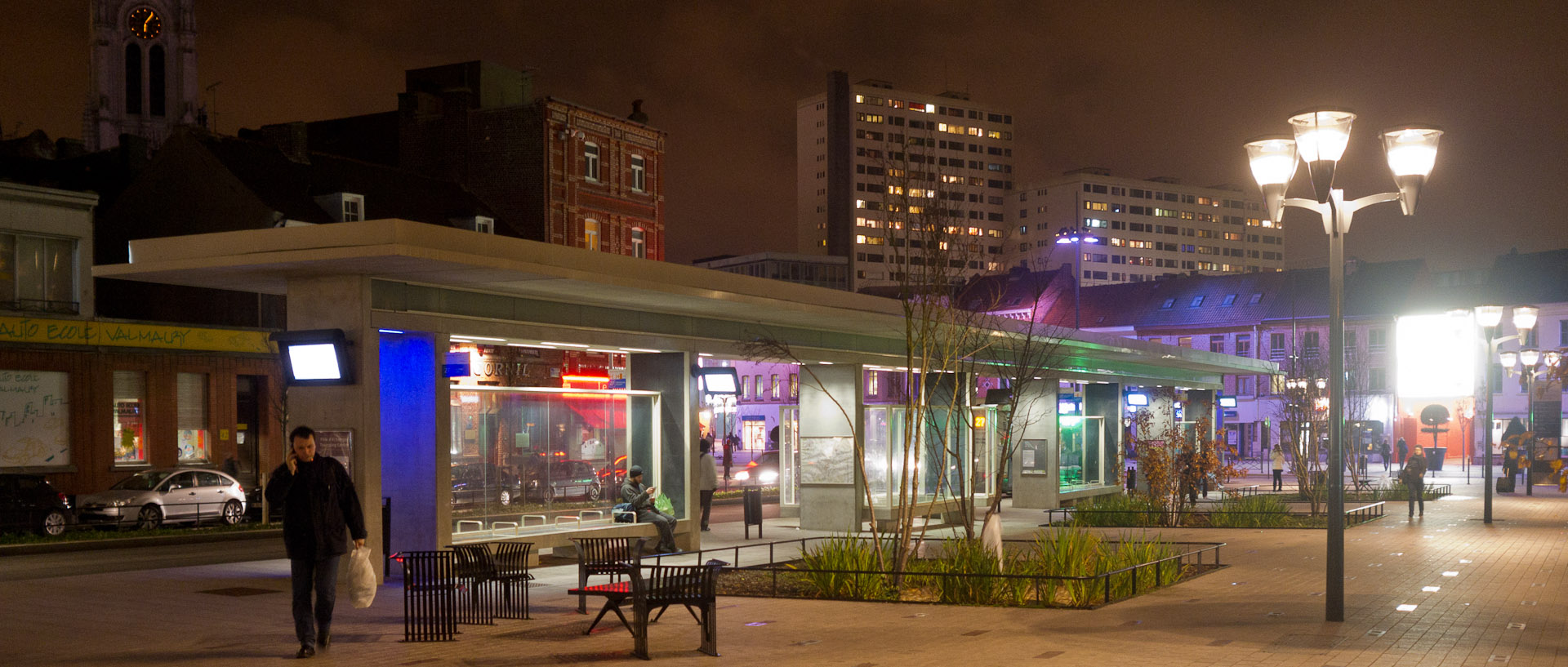 Gare d'autobus, place Charles-et-Albert-Roussel, à Tourcoing.