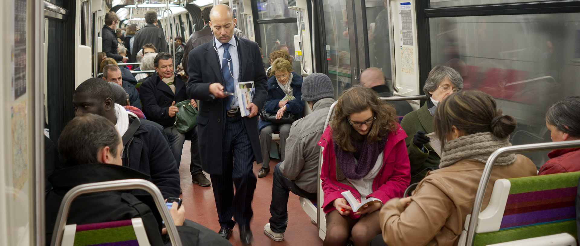 Dans le métro, à Paris.