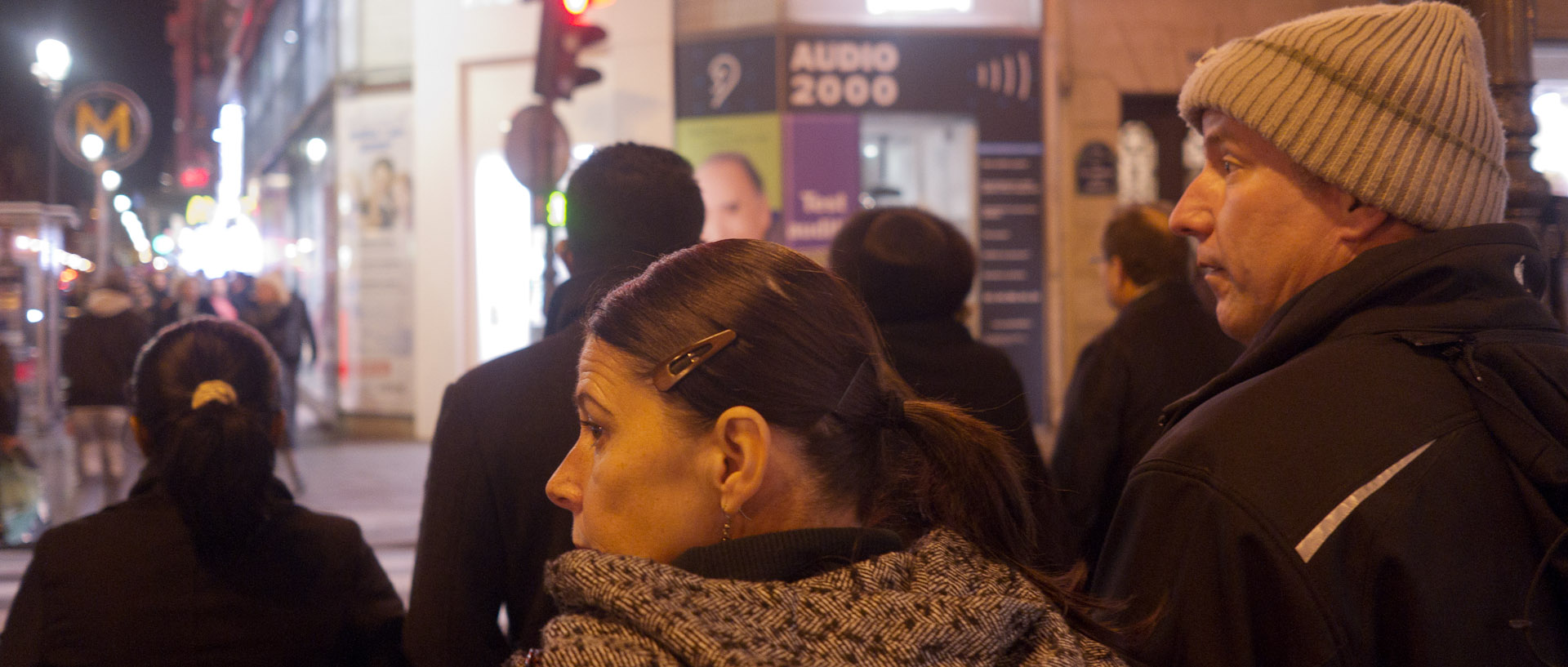 Passants, rue de Rivoli, à Paris.