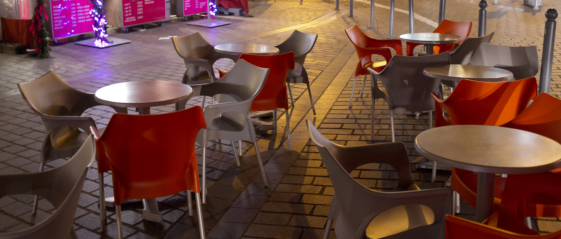 Terrasse vide, rue de la Bourse, à Lille.