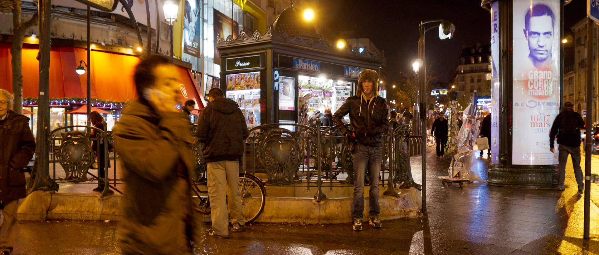 En attendant, place Clichy, à Paris.