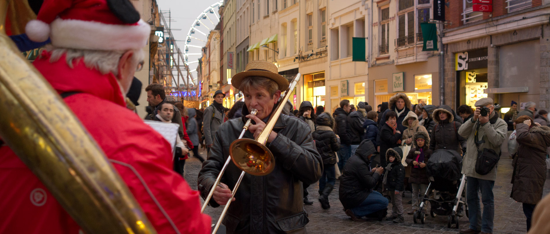 L'Orphéon jazz band circus de Tourcoing, rue de Béthune, à Lille.