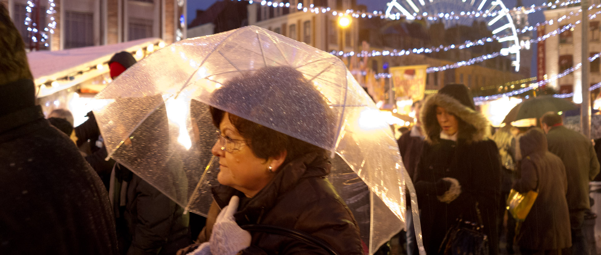 Marché de Noël sous la pluie, place Rihour, à Lille.