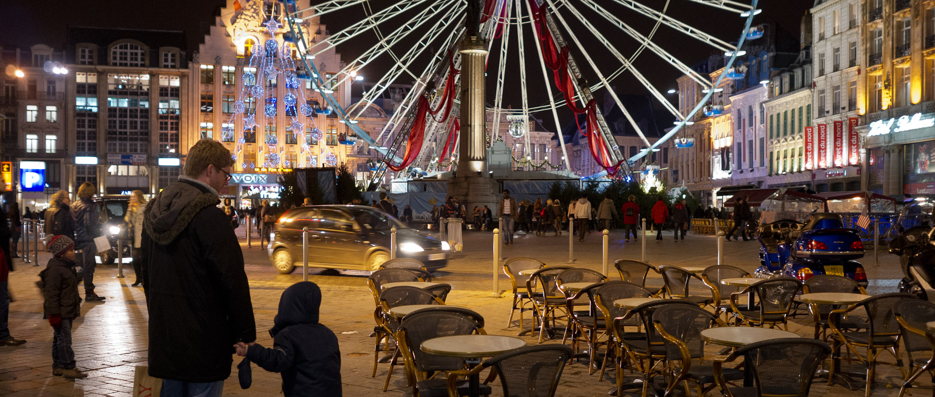 Un père et son enfant, place du Général-de-Gaulle, à Lille.