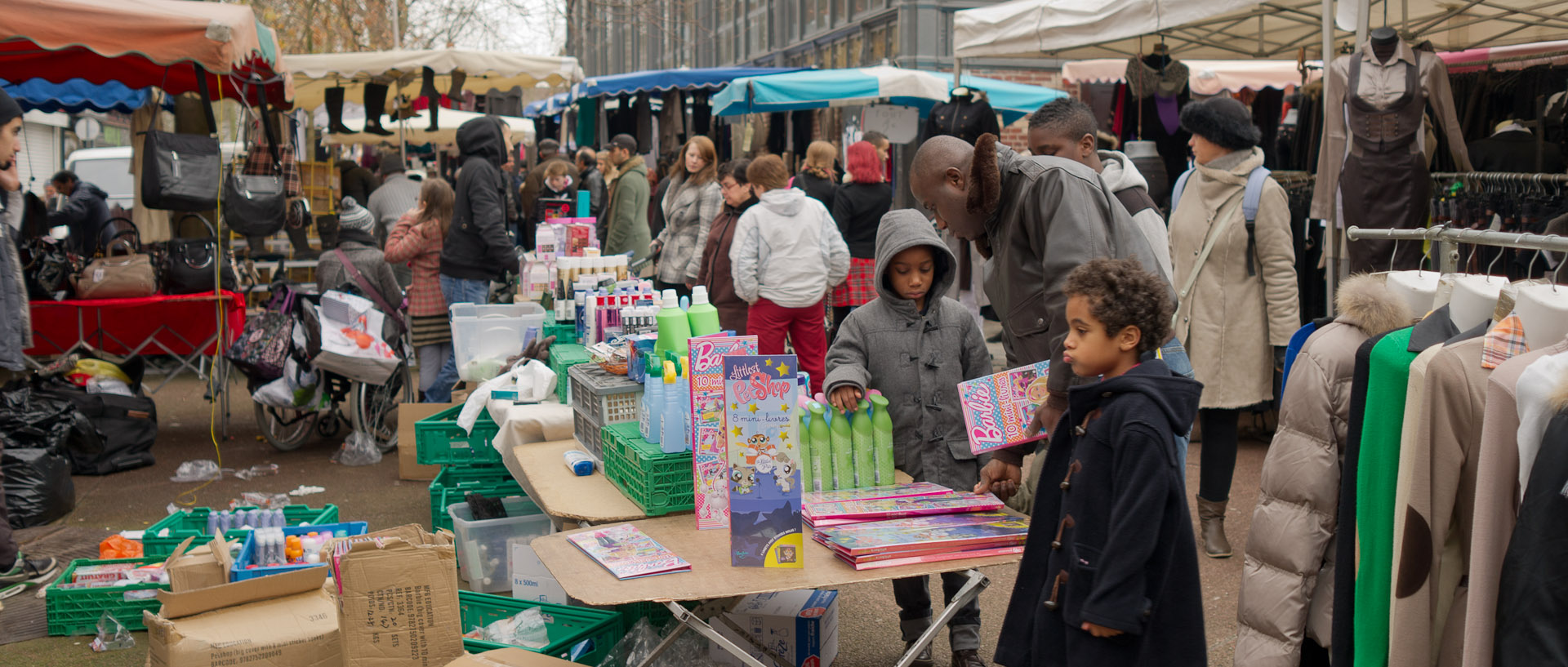 Deux enfants et leur père au marché de Wazemmes, a Lille.