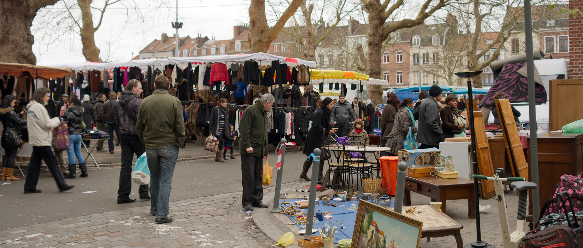 Brocante au marché de Wazemmes, à Lille.