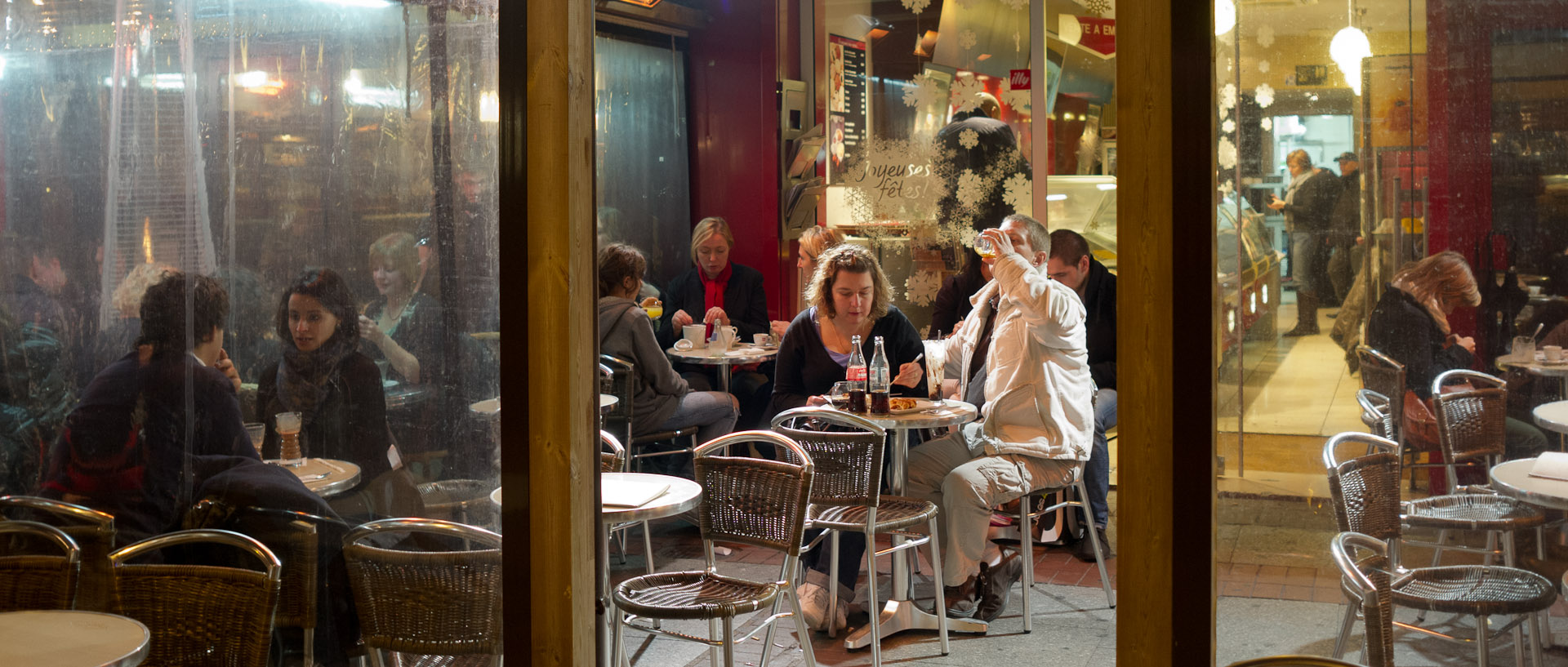 Clients attablées à une terrasse chauffée, place Rihour, à Lille.