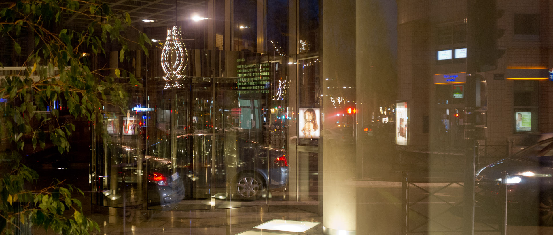 Reflet dans une vitrine d'un immeuble de bureaux, boulevard de la Liberté, à Lille.