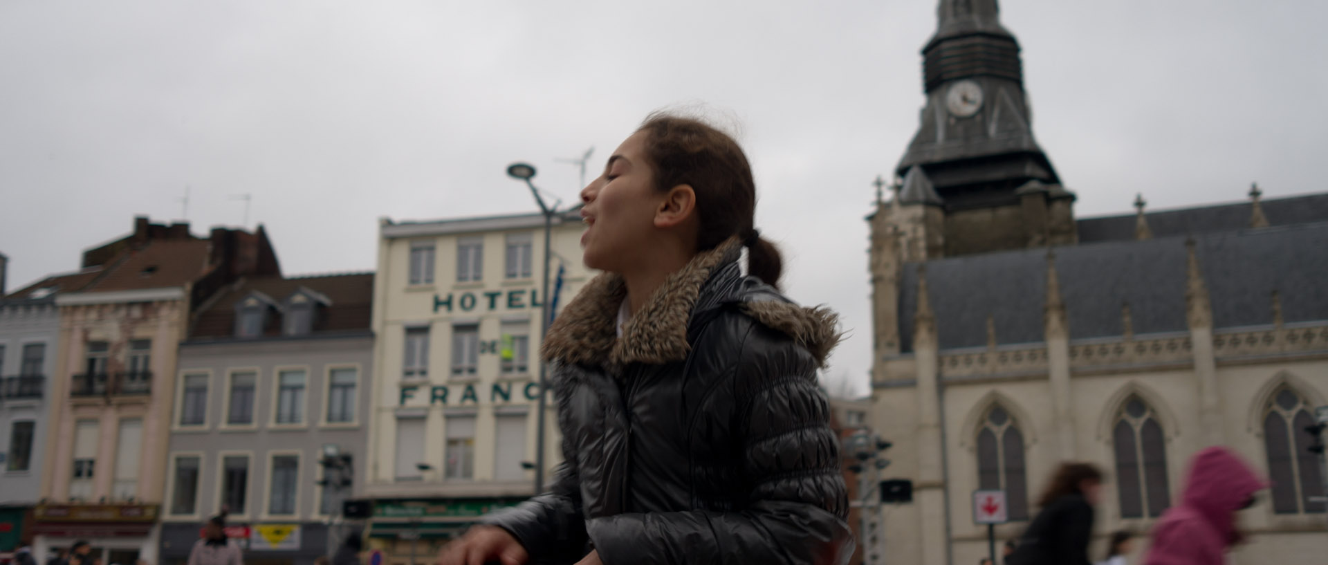 Jeune fille sur la patinoire, Grand place, à Roubaix.