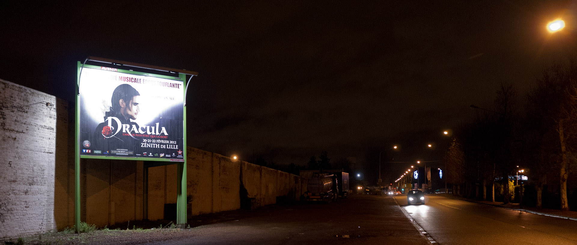 Affiche pour la comédie musicale Dracula, avenue Jean-Paul-Sartre, à Wasquehal.