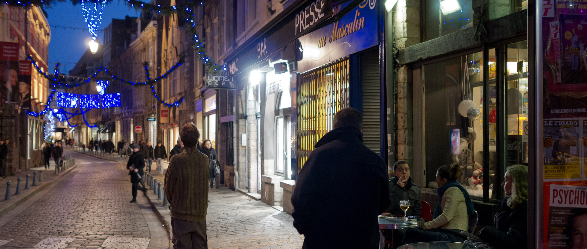 Fumeur à la terrasse d'un café, rue de la Monnaie, dans le Vieux Lille.