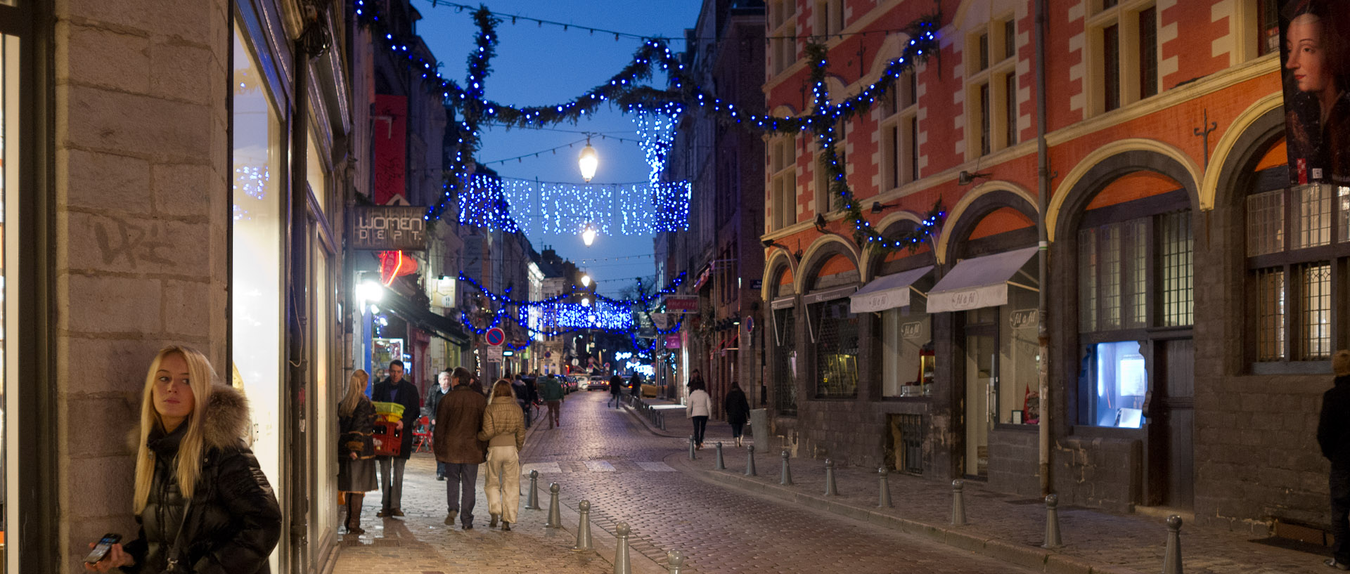 Jeune fille attendant, rue de la Monnaie, dans le Vieux Lille.