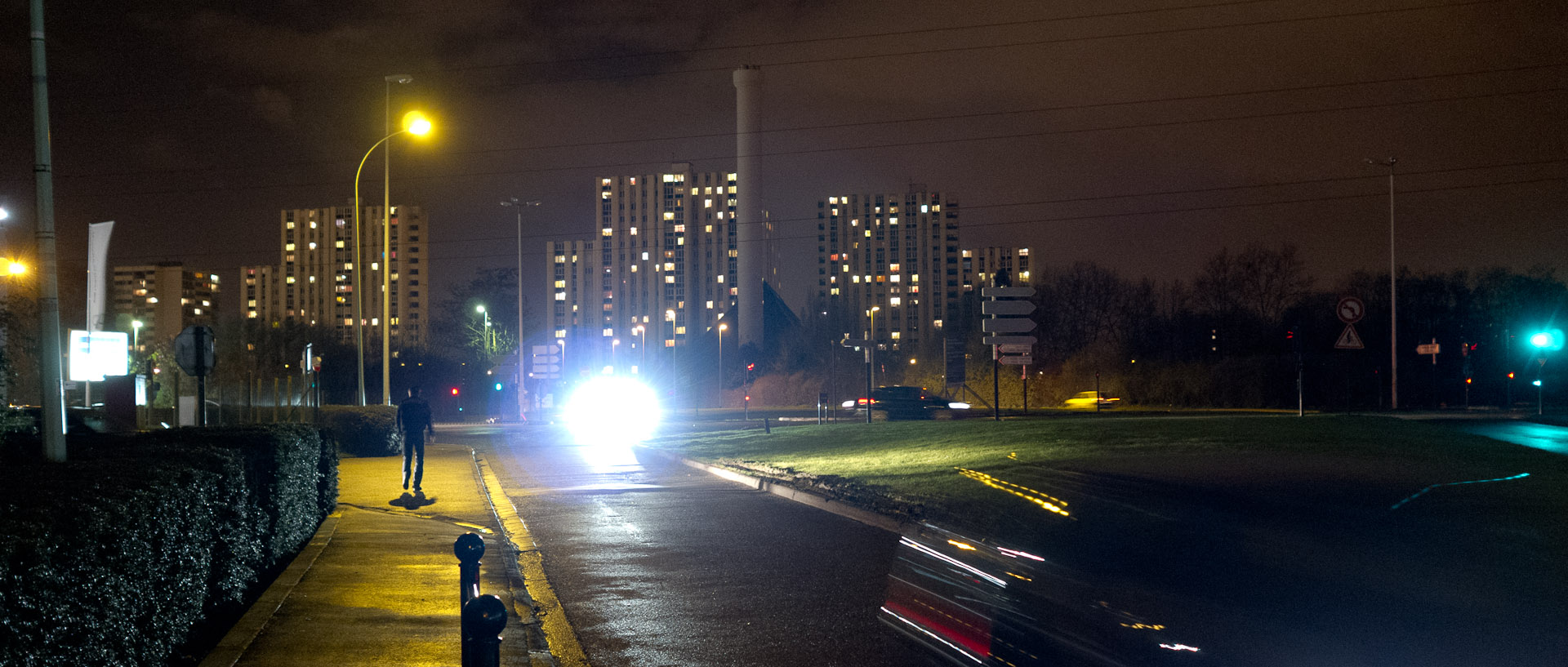 Piéton, boulevard de l'Ouest, à Villeneuve d'Ascq.