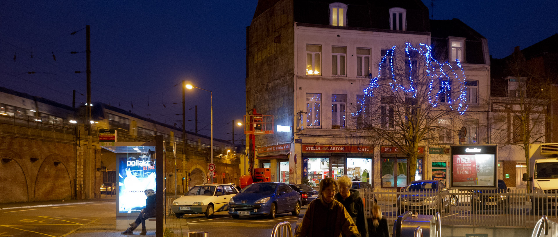 Voyageurs sortant de la bouche de métro Caulier, à Lille Fives.