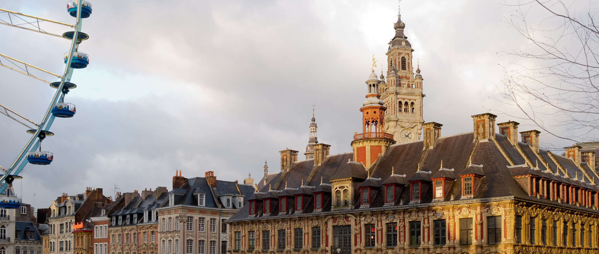 La vieille bourse et le beffroi de la chambre de commerce, à Lille.