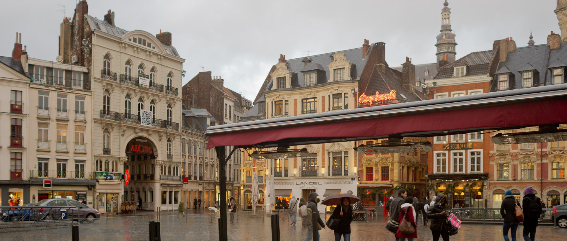 Averse sur la place du Général-de-Gaulle, à Lille.