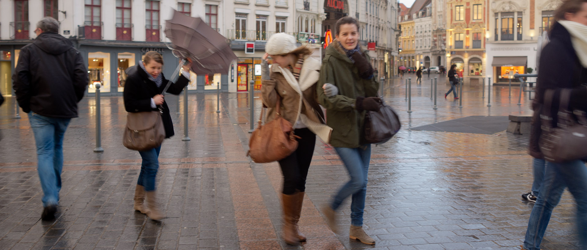 Coup de vent sur des piétons, place du Général-de-Gaulle, à Lille.