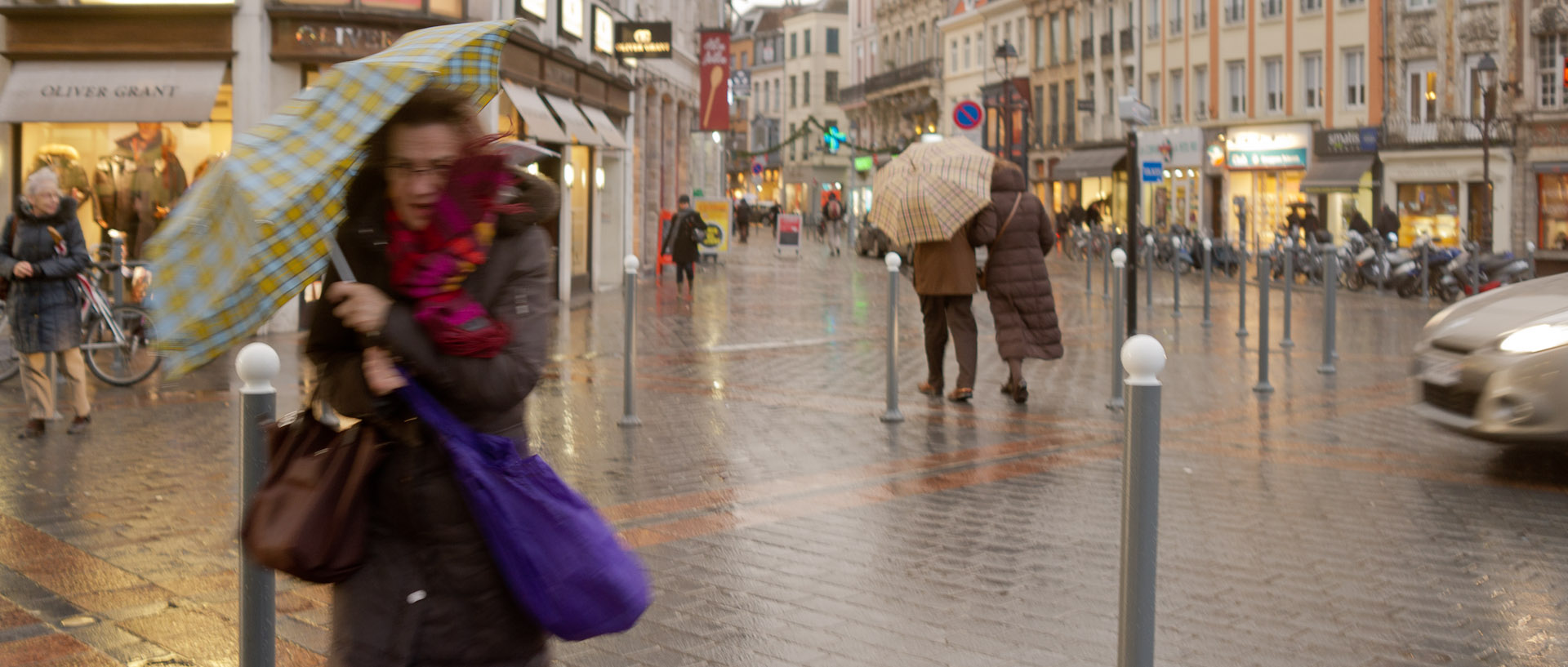 Coup de vent sur une piétonne, rue Nationale, à Lille.