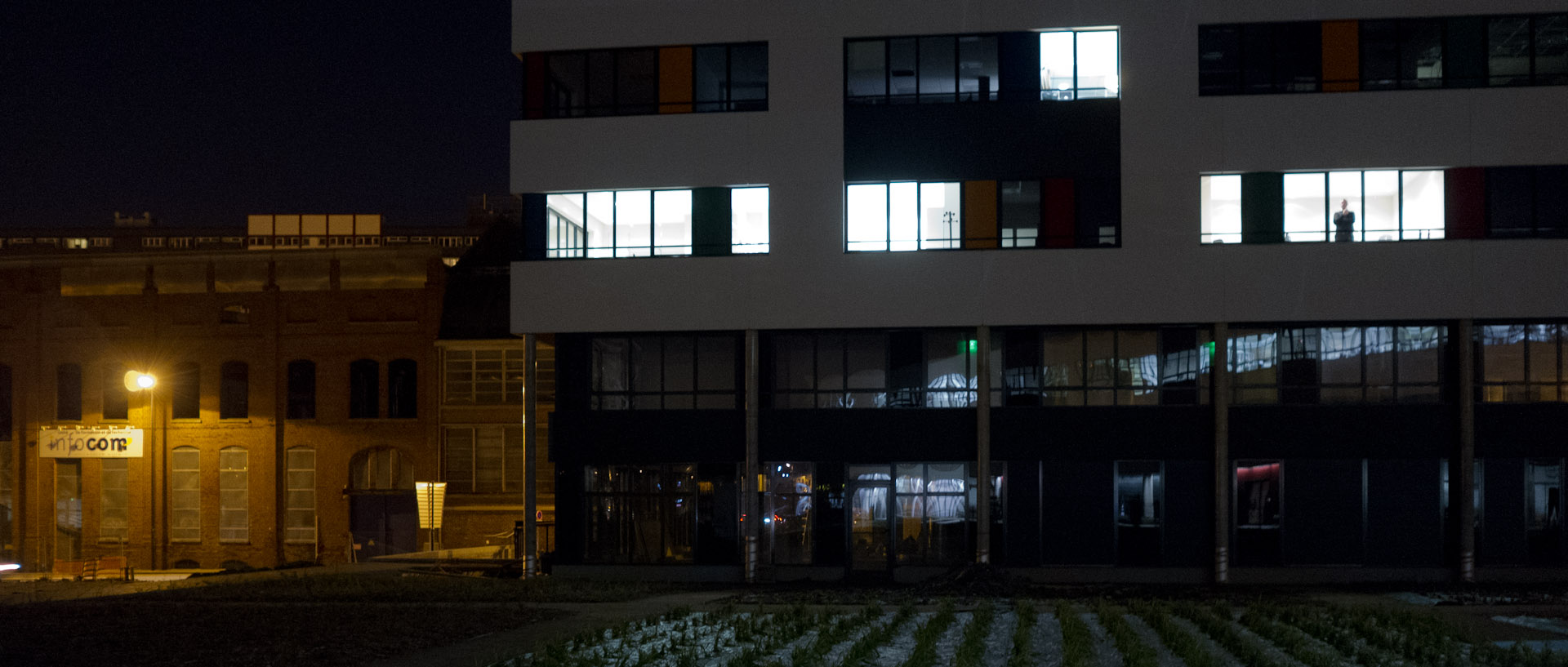 Homme à la fenêtre de son bureau, avenue André-Diligent, à Roubaix.